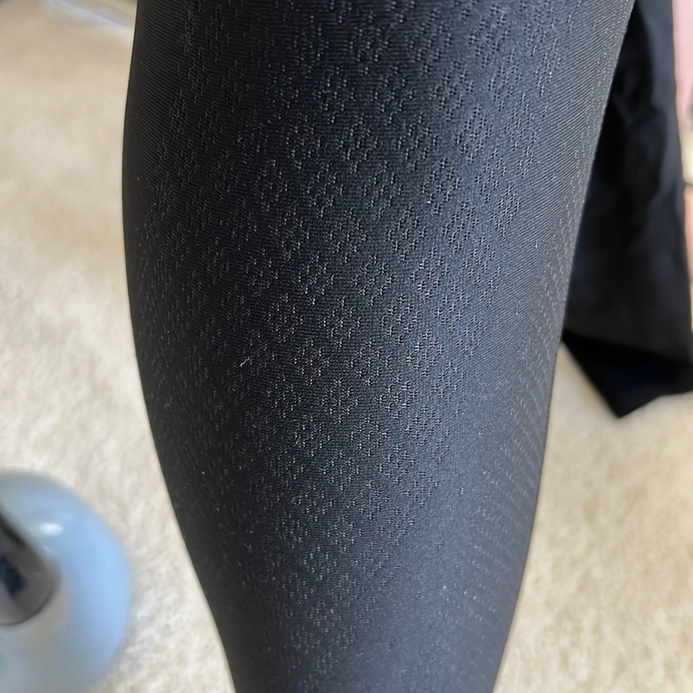Black size 6 lululemon patterned legging